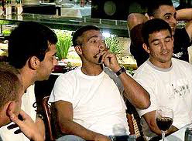 Cựu tiền đạo Barca và ĐT Brazil, Romario thản nhiên hút xì gà bên những người bạn.